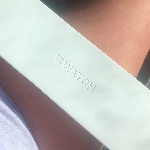 Series 4 Apple Watch rose gold 40MM - Picture 2 of 3